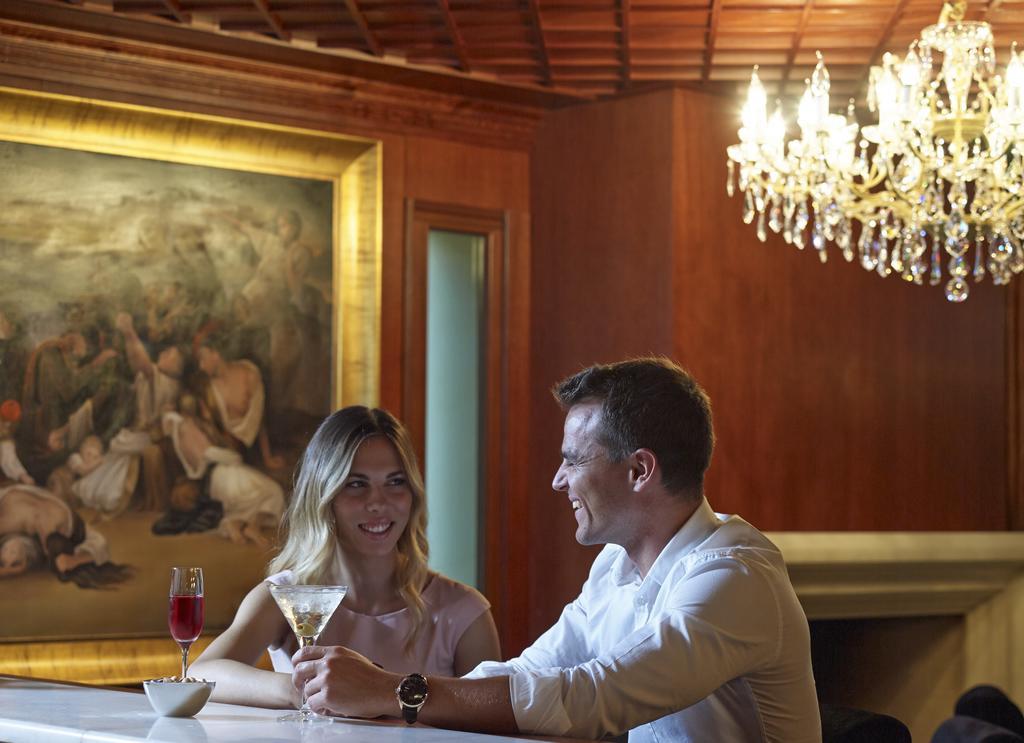 Grand Serai Congress And Spa Ioannina Exterior foto A couple at a bar